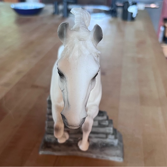 SR 1995 GEM TWIST QVC Breyer Model Horse Matte Alabaster Jumping Horse Jumper - Picture 4 of 4